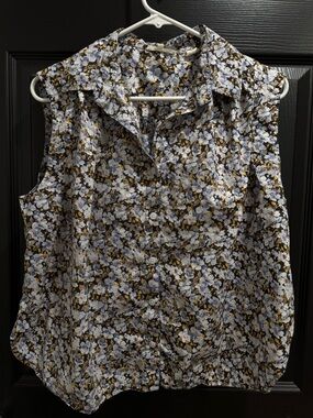 Levi Sleeveless Floral Button-Up Top in Multi-Color